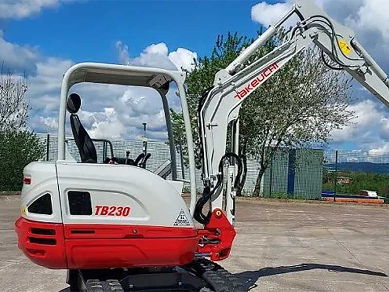Takeuchi TB230 800x600